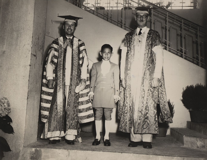 Chancellor Malcolm MacDonald (left) and vice-chancellor George V. Allen (right) at the inauguration of the University of Malaya on 8 October 1949. Mike Gorrie Collection, courtesy of National Archives of Singapore (Media - Image no. 20210000757 - 0083).